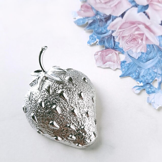 《Sarah Coventry》 “Strawberry Ice” サラコベントリー ヴィンテージブローチ