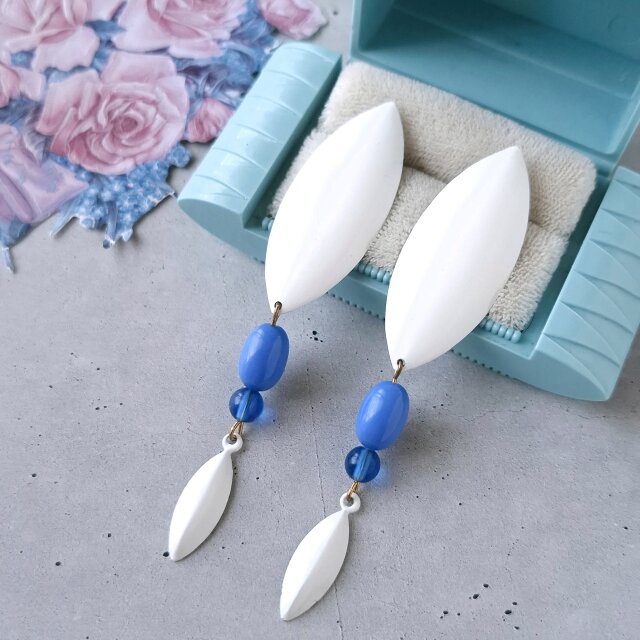 white enamel marquis shaped blue beads dangle ヴィンテージピアス