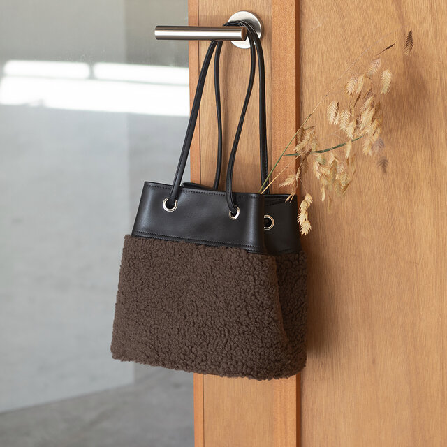 冬新作 変幻自在な巾着型マルチバッグ【ブラックPUレザーｘダークブラウンボア】ハンド/トート/ショルダー