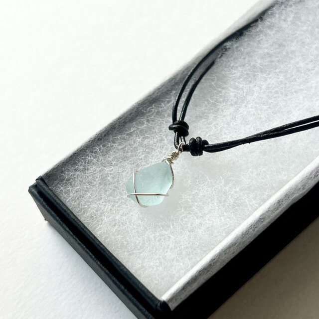 小さなシーグラスの本革ネックレス~Silver925×空色~