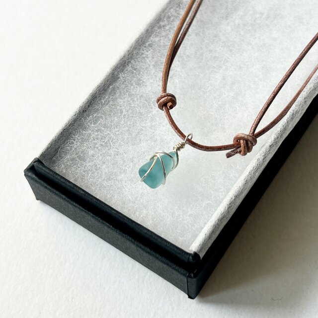 小さなシーグラスの本革ネックレス~Silver925×海色~
