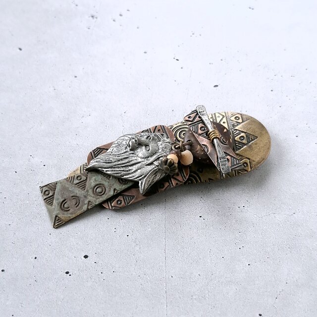 バンビ　ブローチ　ドイツ　ヴィンテージ african tribal pattern brass lion wood beads ヴィンテージブローチ