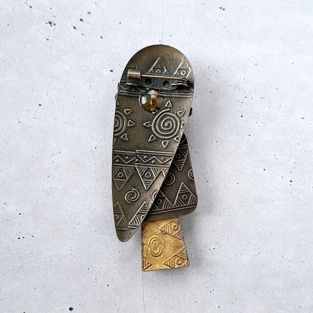 african tribal pattern brass lion wood beads ヴィンテージブローチ