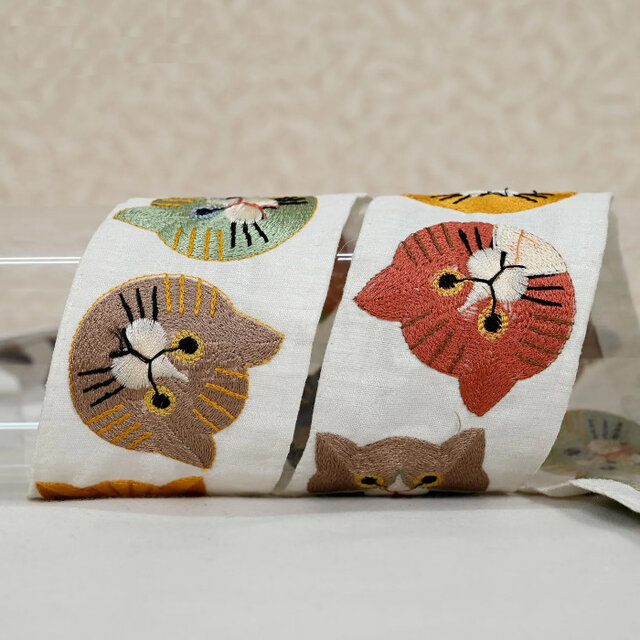 インド刺繍リボン50cm切り売り キャットフェイス ホワイト 5.6cm幅 HC
