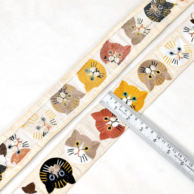 インド刺繍リボン50cm切り売り キャットフェイス ホワイト 5.6cm幅 HC