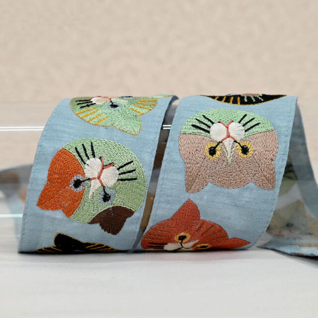 インド刺繍リボン  シュシュ  猫ちゃん模様刺繍  ハンドメイド インド刺繍リボン50cm切り売り キャットフェイス ブルー 5.6cm幅 HC 猫