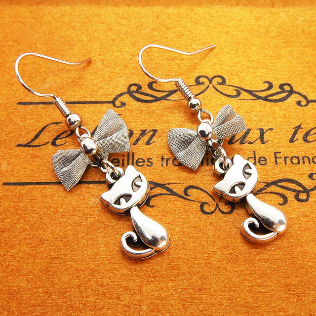 アンティークシルバー 猫とリボンのコンパクトで可愛いピアス メタルパーツ リボン サージカル可