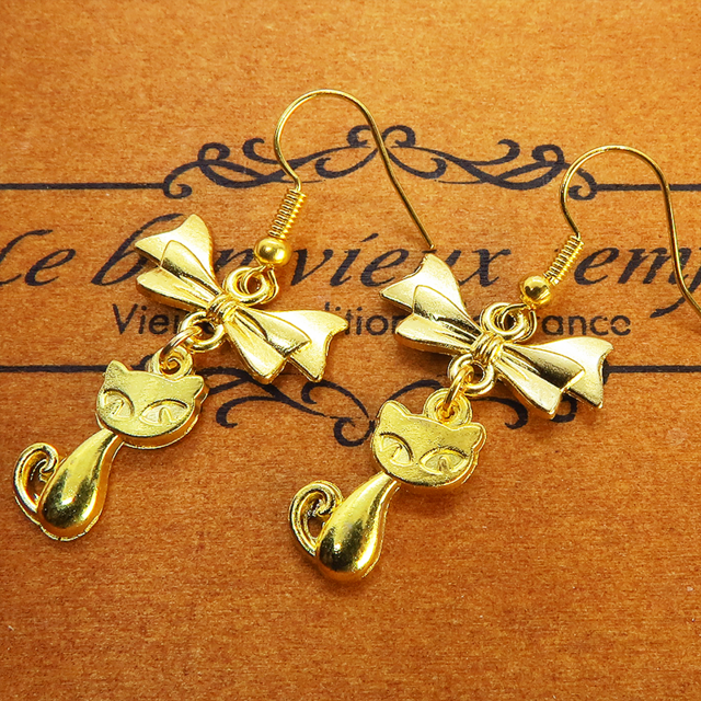 ゴールドカラー 猫とリボン組合せた大人可愛いピアス コンパクト サージカル可