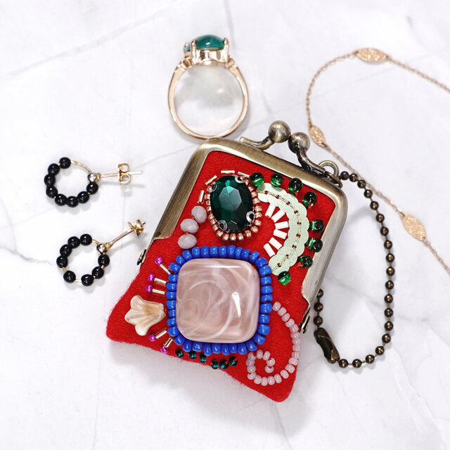 小さなビーズ刺繍のがま口 No.76｜レッド×ウール｜ネックレス・バッグチャームにも｜アクセサリーケース｜一点物