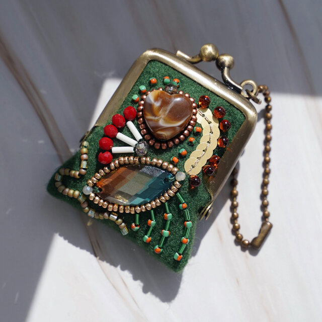 小さなビーズ刺繍のがま口 No.78｜グリーン×ウール｜ネックレス・バッグチャームにも｜アクセサリーケース｜一点物