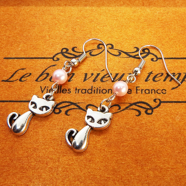 アンティークシルバー 猫とスワロフスキーパール（ロザリン）の大人可愛いピアス サージカル可