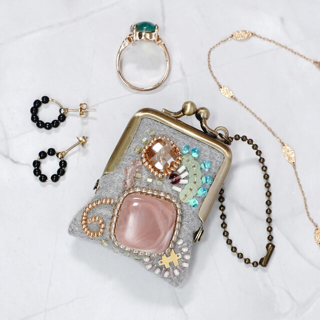 小さなビーズ刺繍のがま口 No.82｜グレー×ウール｜ネックレス・バッグチャームにも｜アクセサリーケース｜一点物