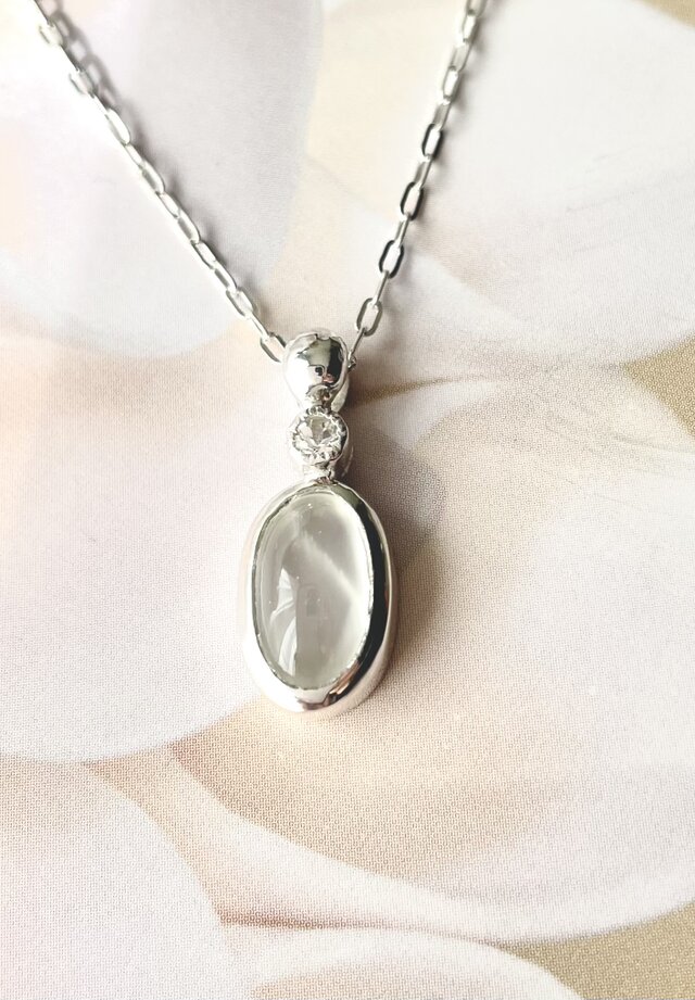 ムーンストーンとモルガナイトのペンダント