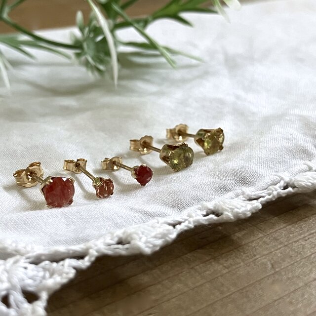 14kgf 】小さな天然石のピアスセット：Andesine + Sapphire | iichi 