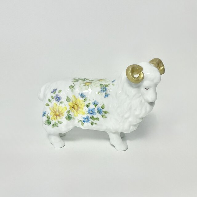 手描きのデイジーと野の花の、ヒツジのフィギュリン