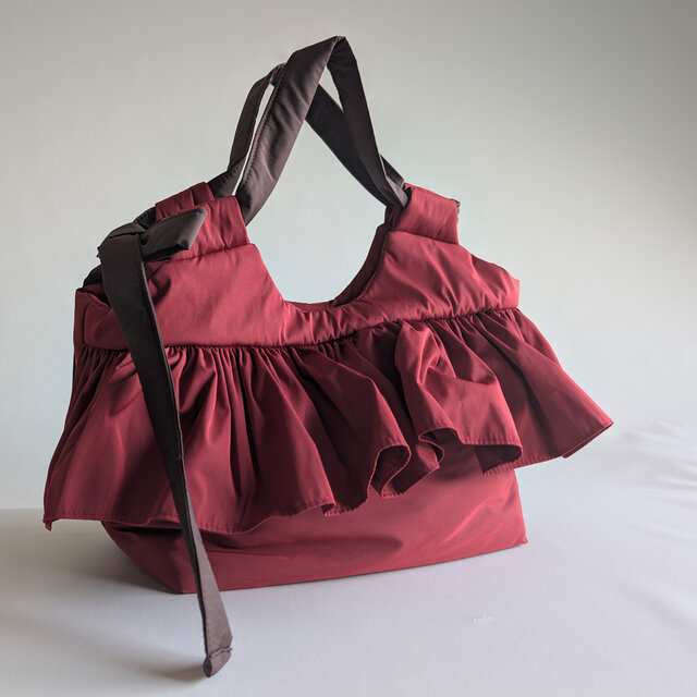 中綿入り・撥水加工フリルトート(ボルドー)