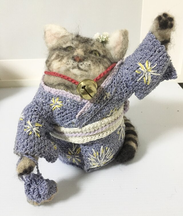【一点物・高さ18cm】ぽっちゃり「ブサ可愛」な福招き！キジトラ猫の羊毛フェルトオブジェ（夜空の花火着物）