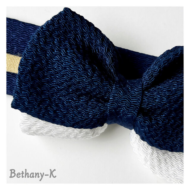 一年中おすすめ◆6cm×8cmのベビーからずっと使える和風リボンの髪飾り◆鉄紺×白色のちりめんリボン