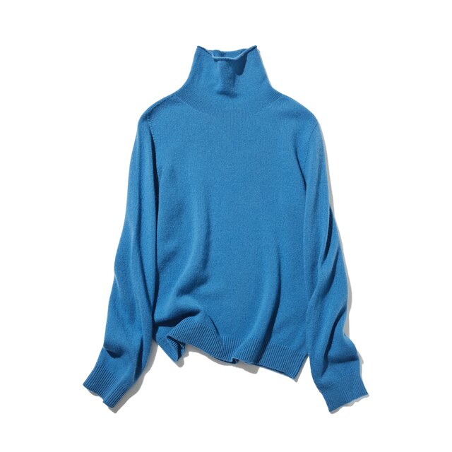 着心地がよく、きれいめに着られる 秋冬の大本命ニット ウール100％　ウールセーター 　鮮やかな青色251120-6