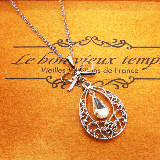 ティアドロップ アラベスク調透かし しずく型モチーフとリボンのネックレス ラインストーン 長さ調整可