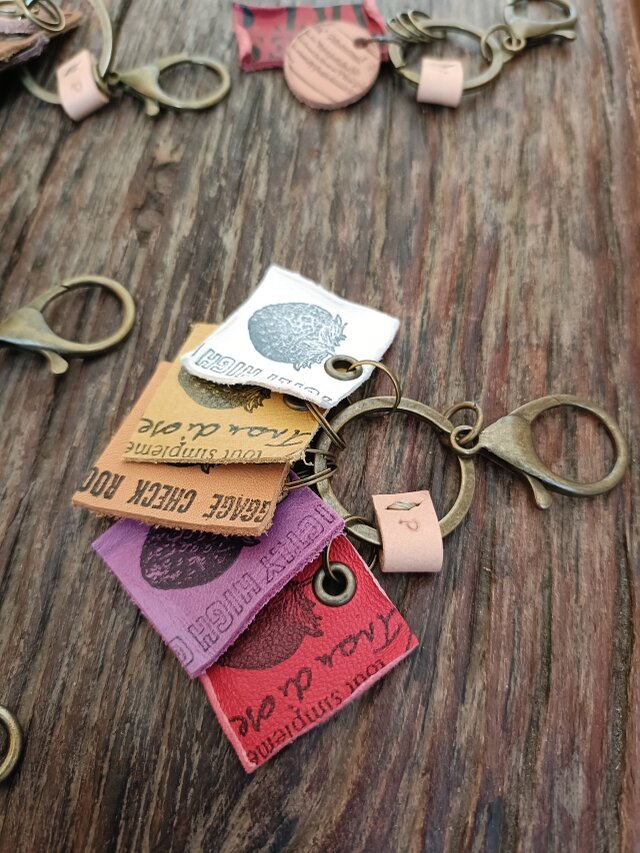 キーホルダー　フルーツ　牛革