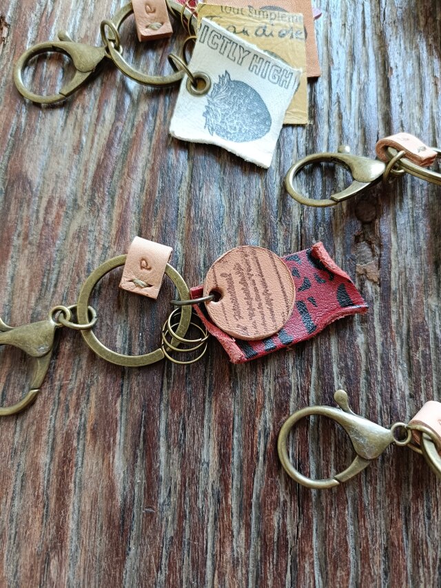 キーホルダー　赤　牛革