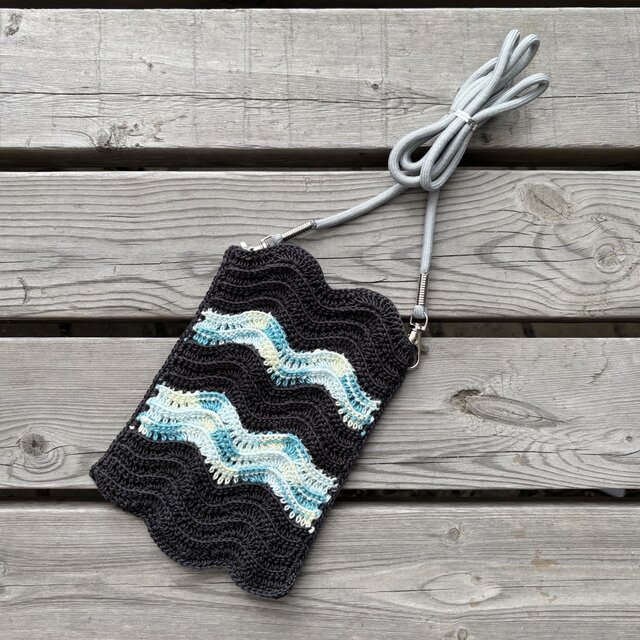 なみなみ模様のスマホショルダー⑩〈チャコールグレー×ライムブルーミックス〉