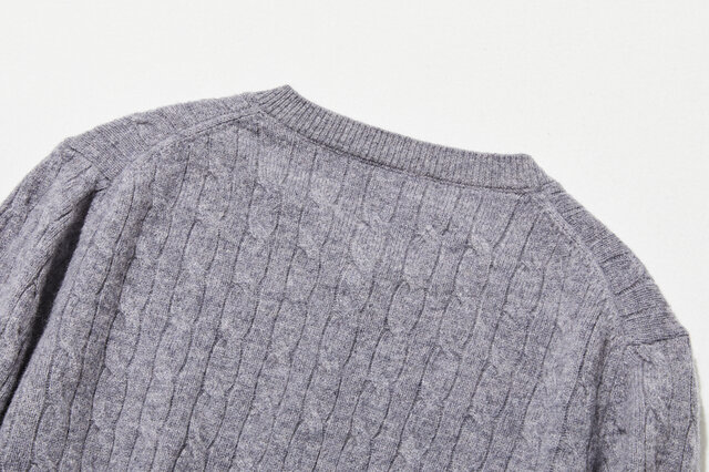 時代を超えて愛されるケーブル編みカーディガン ウール100