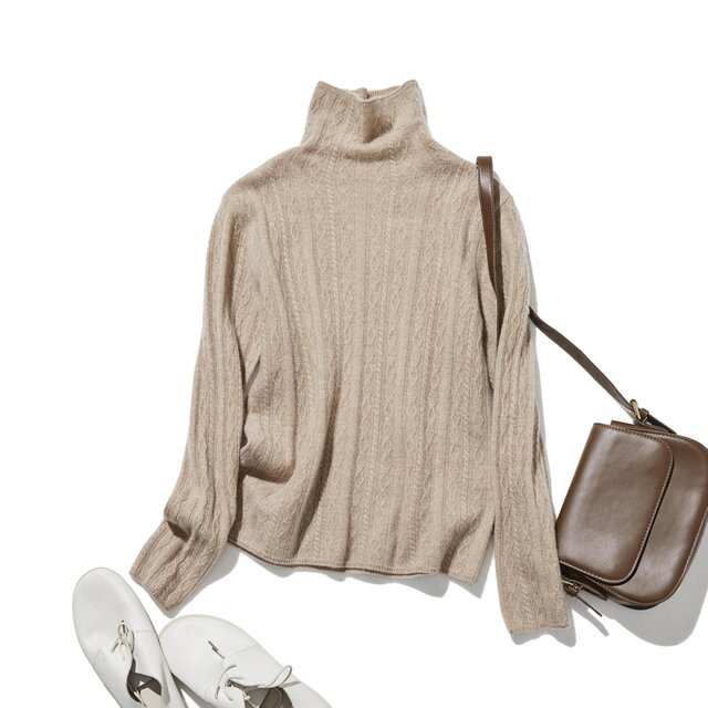 冬の定番に、立体アラン模様の美しい一品　カシミヤとウールのハイネックニット　セーター　薄茶色　251122-2