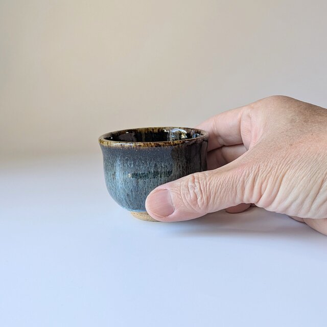 海鼠釉のぐい呑み 【手仕事 民藝 和 陶器】 | iichi 日々の暮らしを