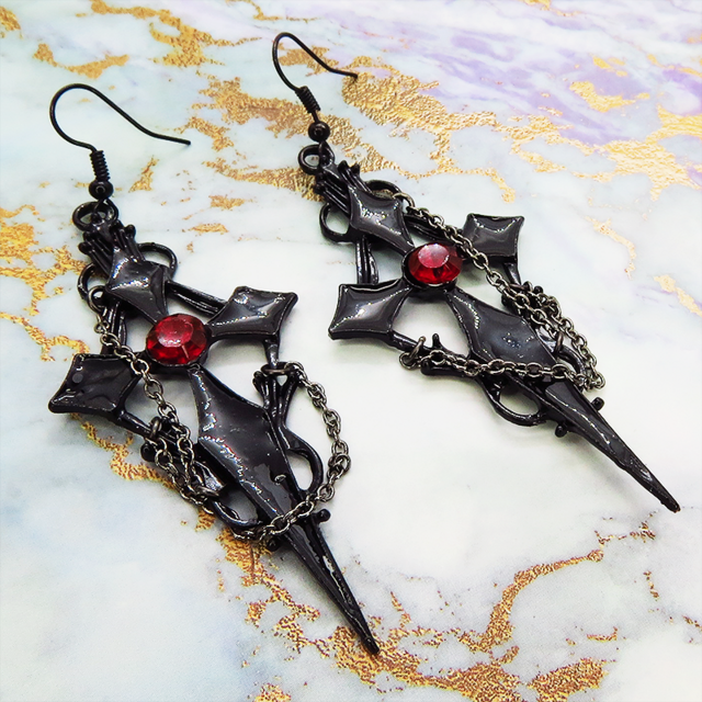 黒く輝く十字架のブラッククロスチェーンピアス ロザリオ ゴシック パンク ロック メタルブラック