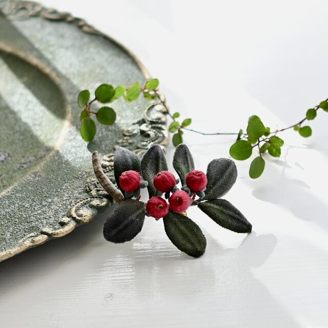 布花　赤い刺繍糸の実が可愛い、ヒペリカムのブローチ。