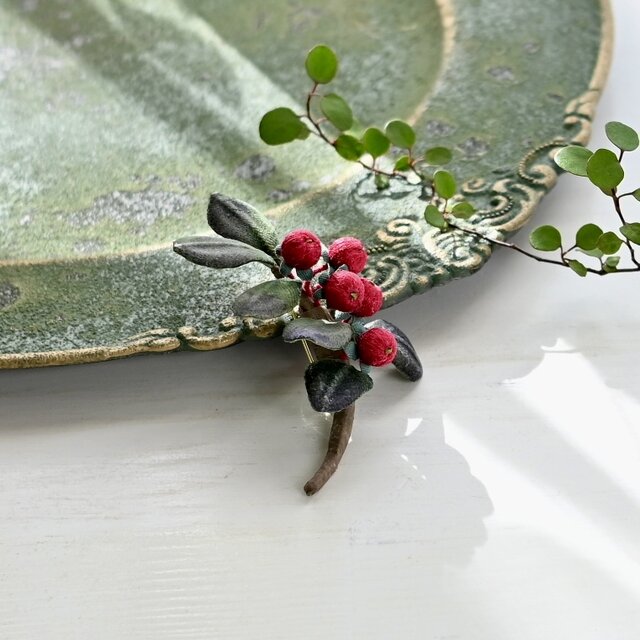 布花 赤い刺繍糸の実が可愛い、ヒペリカムのブローチ。 | iichi 日々の