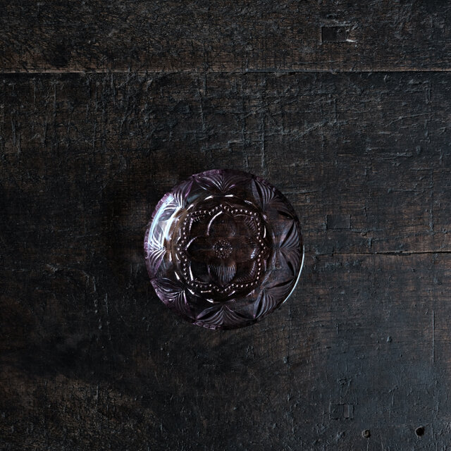 見込みに花文様◆昭和中期　プレスガラス小皿　vintage/antiques　古民家　古道具　ダークパープル