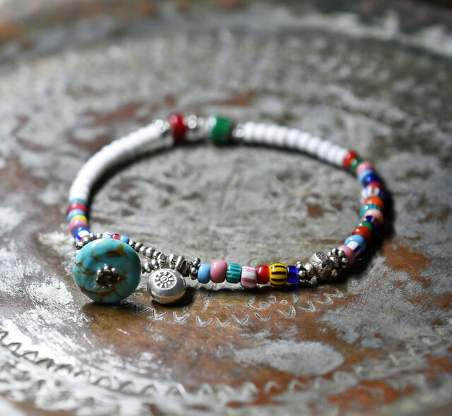 希少　ヴィンテージ　シルバー　ビーズ　カラフル　アンティーク　ブレスレット グリーンシェブロン、カレンシルバー、多彩ヴェネチアアンティーク