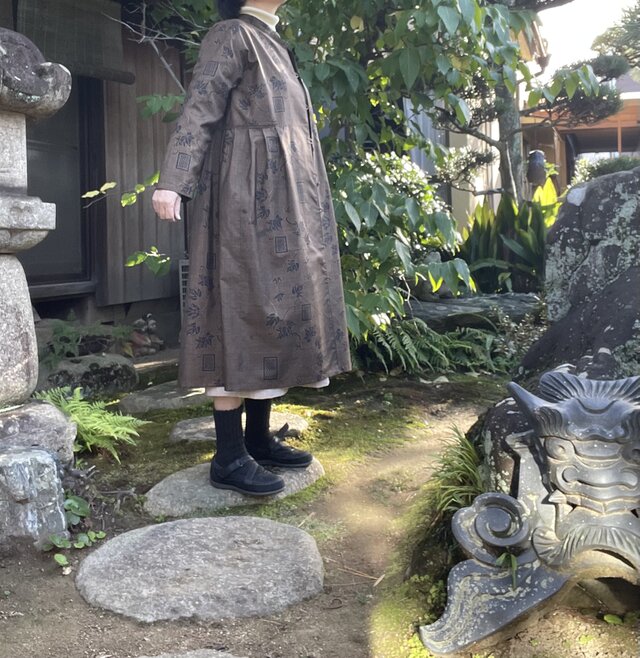 ♪着物リメイク♪ 正絹　秋色地に可愛らしい花づくし紬　ウエスト切り替えワンピース 着物リメイク】羽織れるワンピース/切り替えタック/大島紬 | iichi