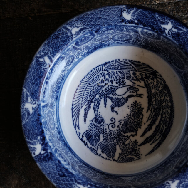 見込みに鳳凰◇縁に鳥。伊万里 ベロ藍印判鉢 碗 骨董・antiques 瓢箪