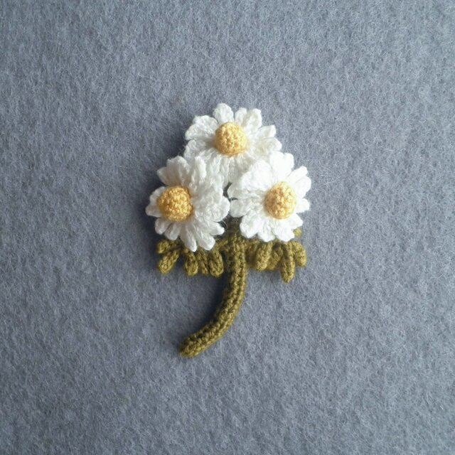 かぎ針で編んだブローチ　可愛いコサージュ　デイジーみたいな３つのお花