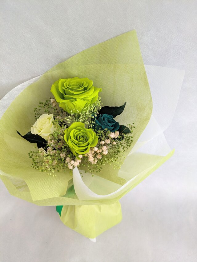 大輪のグリーンローズと3色の薔薇とかすみ草のふんわり花束（プリザーブドフラワー）