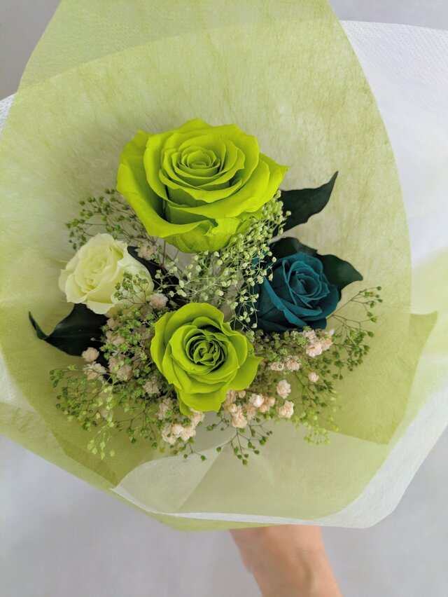 カラフル花束うさぎの花束 ハンドメイド レジン ミントグリーン リボン お花 緑 大輪のグリーンローズと3色の薔薇とかすみ草のふんわり花束