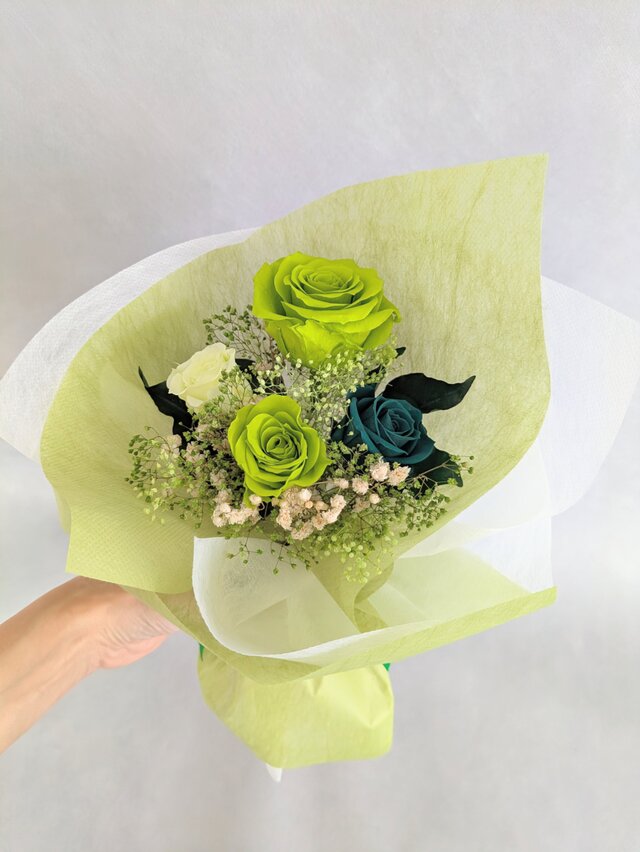 大輪のグリーンローズと3色の薔薇とかすみ草のふんわり花束