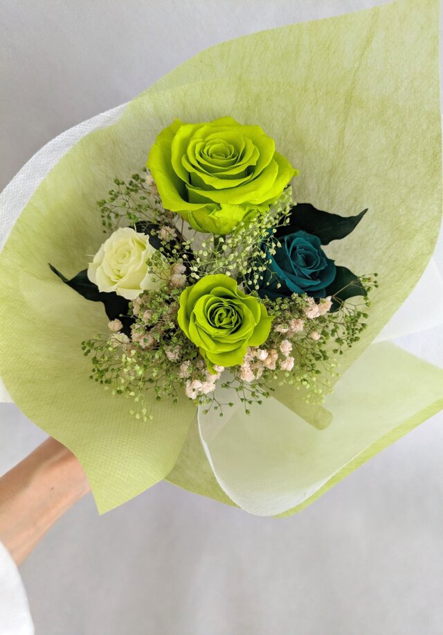 大輪のグリーンローズと3色の薔薇とかすみ草のふんわり花束