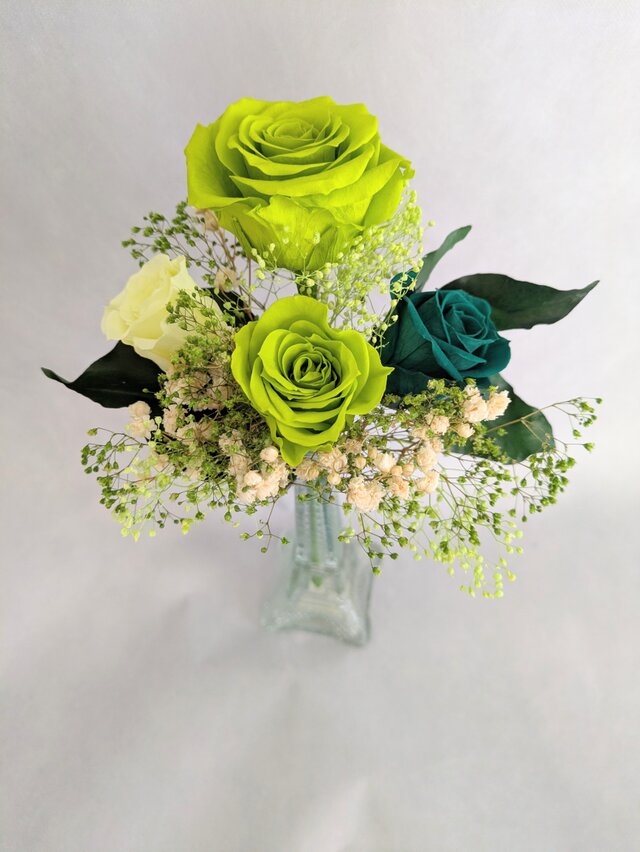 大輪のグリーンローズと3色の薔薇とかすみ草のふんわり花束