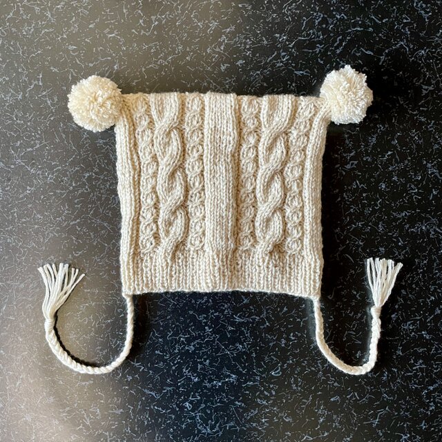 ケーブル編みのニットキャップ〈アイボリー〉