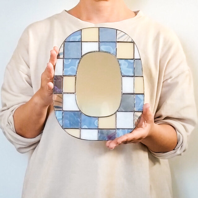 C　希少大型　優しい光と共に　優美なビンテージ　ステンドグラス　ディスプレ 青のモザイク＊ステンドグラスの鏡 | iichi 日々の暮らしを心地よく