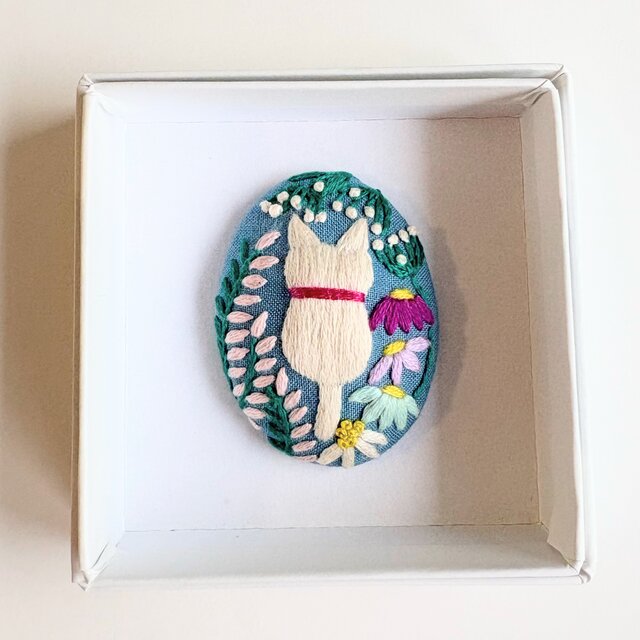 ねこと草花の刺繍ブローチ(botanical）#424