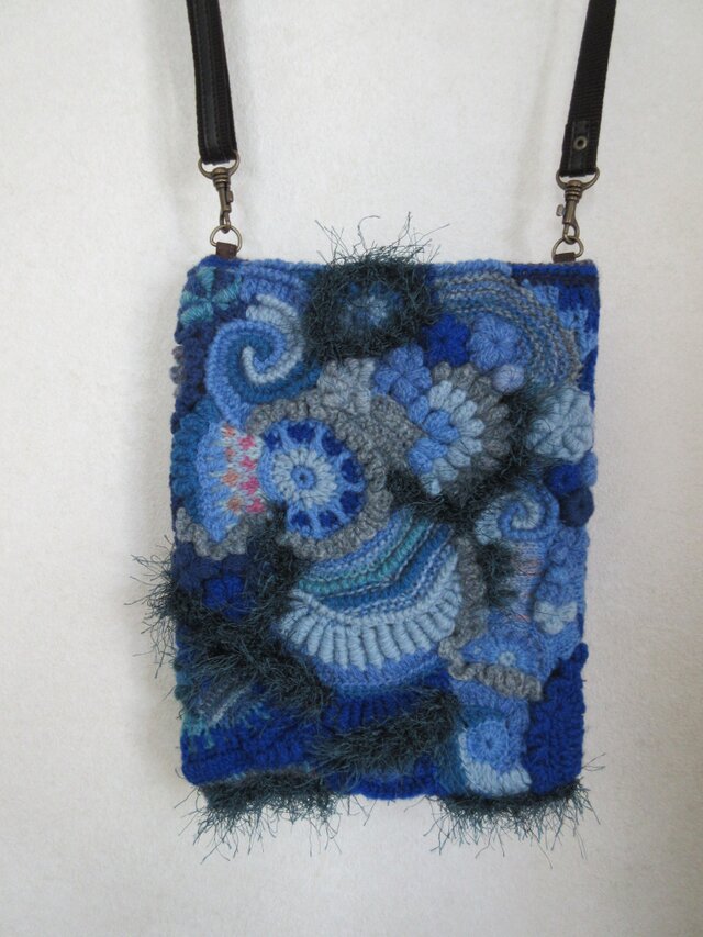 フリーフォームニットのスマホショルダー（ブルー系2）