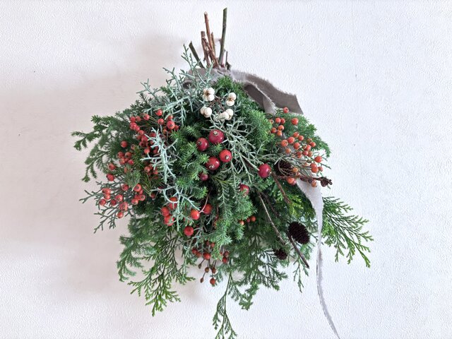 赤い実のクリスマススワッグ☆ドライフラワースワッグ 赤い実のナチュラルクリスマススワッグ | iichi 日々の暮らしを