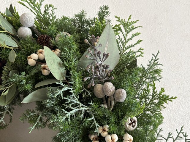 グリーンホワイトのクリスマスリース シャリンバイ ブルーアイス