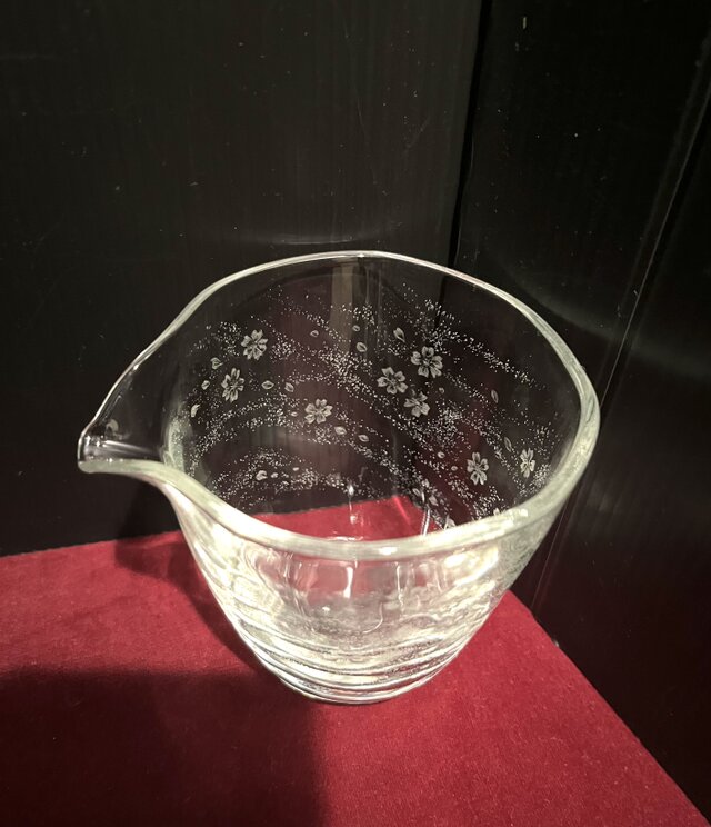 花吹雪の片口〜手彫りガラス〜 | iichi 日々の暮らしを心地よくする